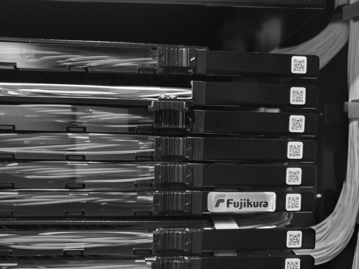 Armadi rack moderni con cablaggi in fibra illuminati