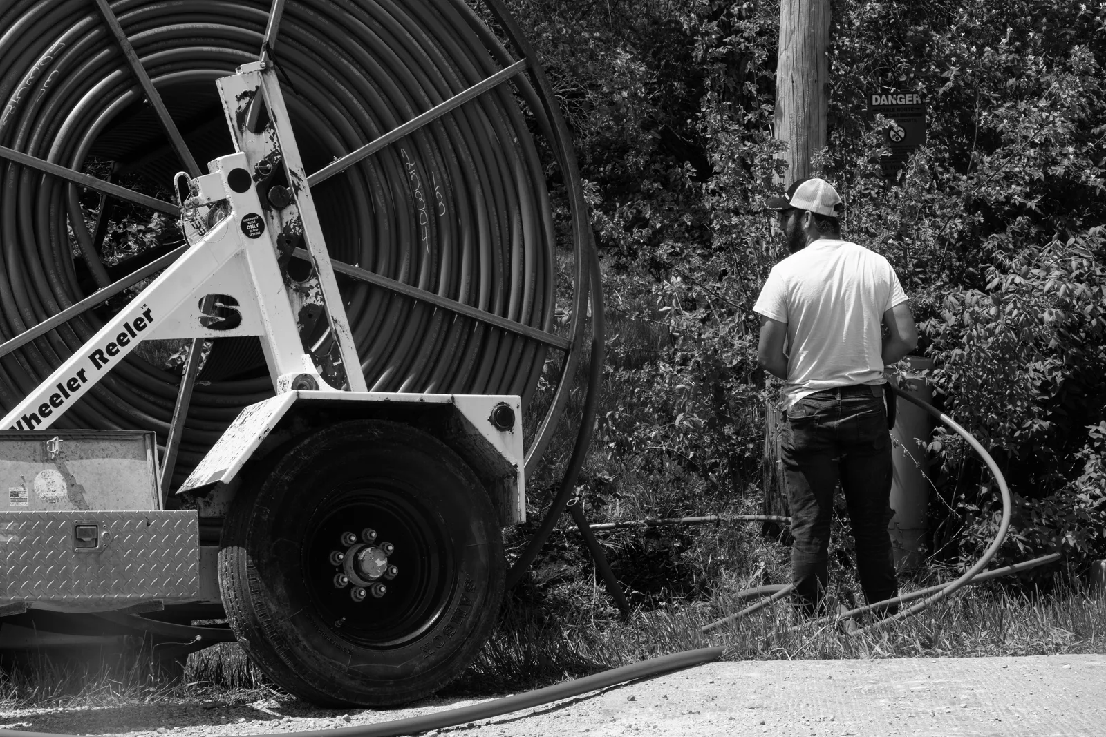 Tecnico al lavoro con giuntatrice a fusione