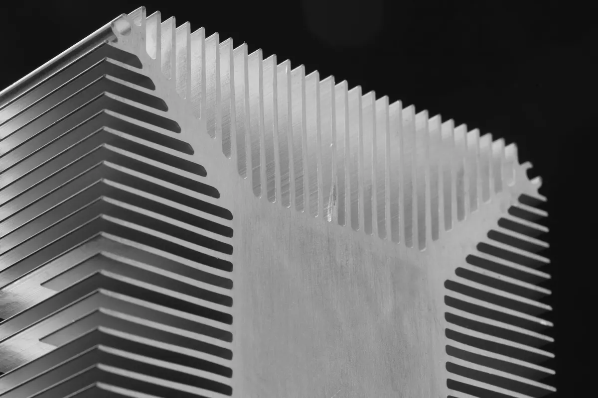 Macro delle alette di un dissipatore in alluminio contro fondo scuro, fotografia in bianco e nero