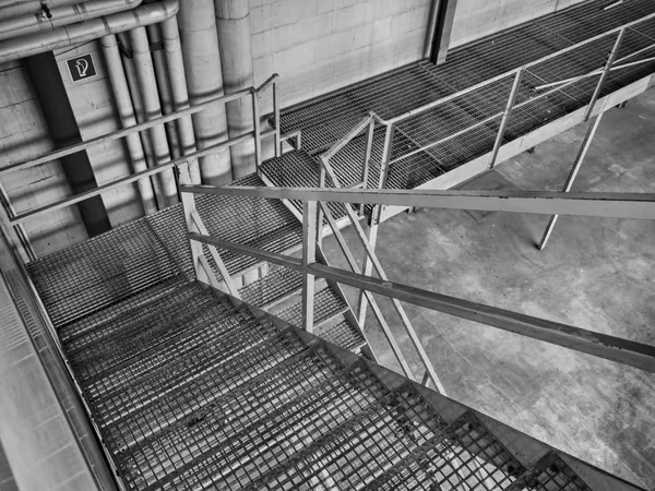 Passerella e tubazioni all’interno di un impianto industriale