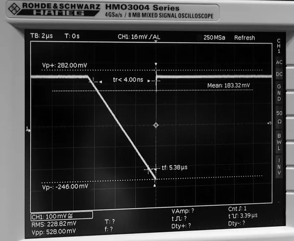 Strumento OTDR con traccia di misura sullo schermo, collegato a una bobina di lancio