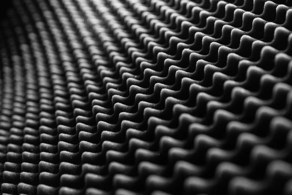 Primo piano di un pannello di schiuma fonoassorbente a piramidi, texture ripetuta, fotografia in bianco e nero