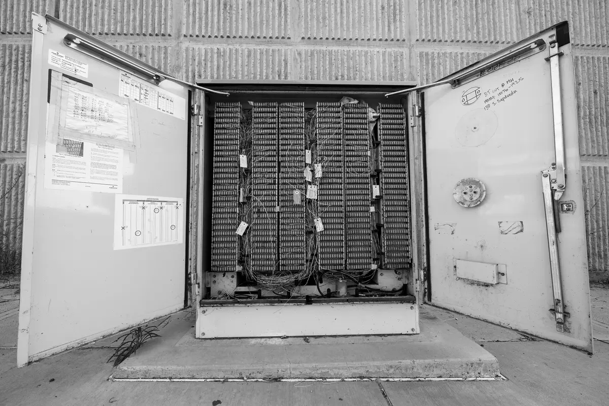 Armadio di permutazione telefonico aperto con centinaia di doppini in rame etichettati