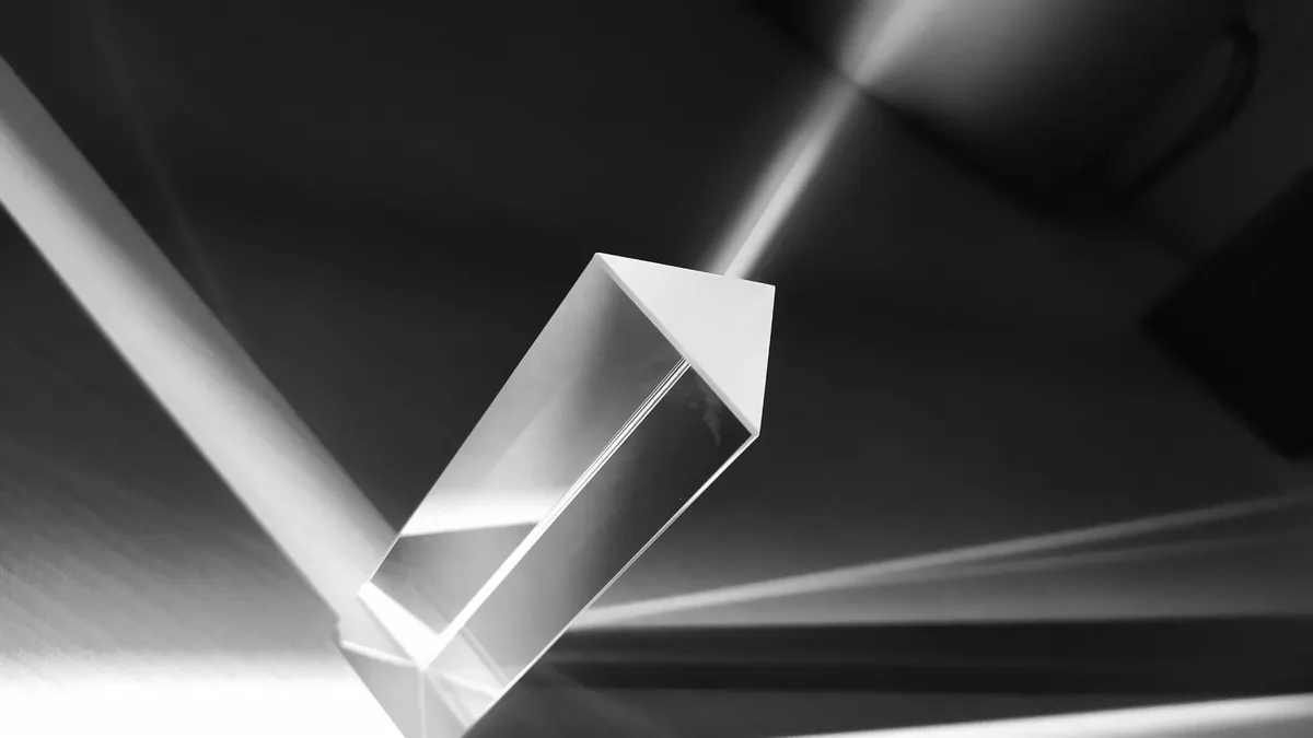 Un prisma di vetro scompone un fascio di luce bianca nello spettro dei colori