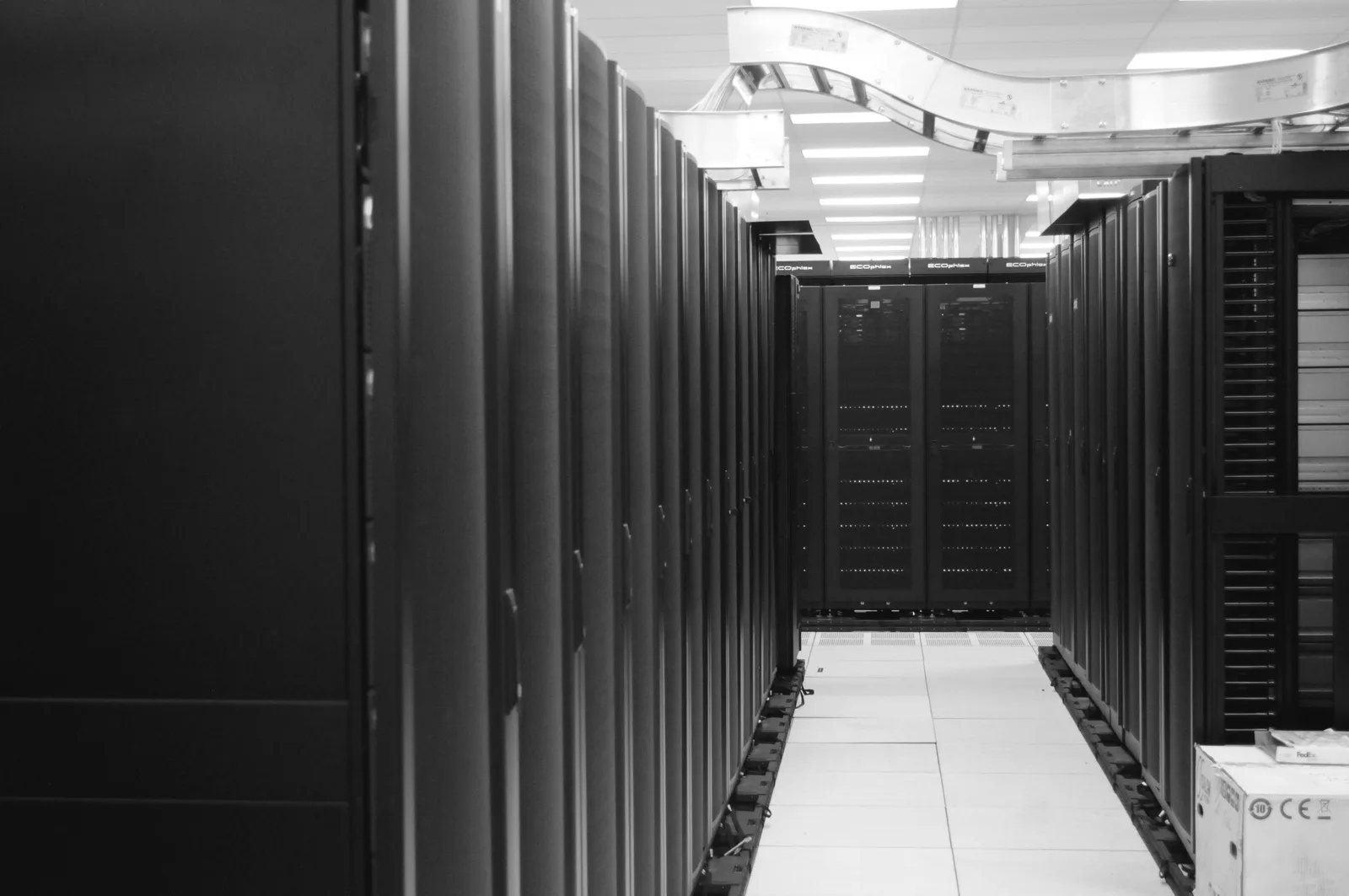 Corridoio di un data center con armadi rack