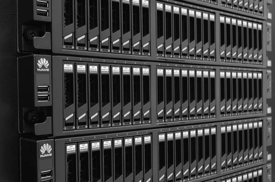 Corridoio di un data center con armadi rack