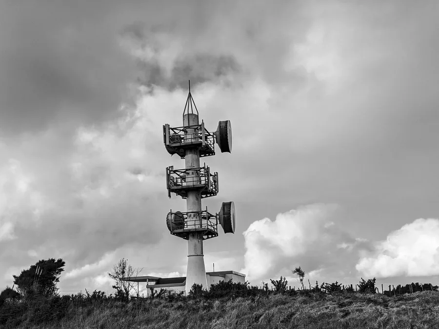 Tecnico al lavoro sulla fibra ottica in un cantiere FTTH